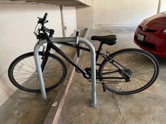 Giant Hybrid Bike with Helmet and U-lock 2