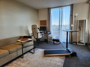 1B1B On-campus housing available until Jan 12 3