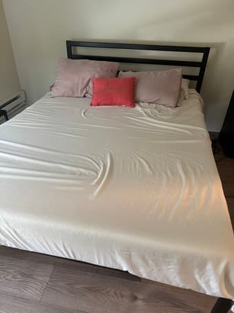 Selling Zinus queen mattress 2