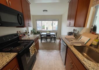 Room & bathroom in 2 bedroom in Palo Alto 3