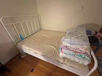 Queen size bed 3