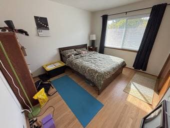 Bedroom + private bathroom in 2B2B apartment in quiet neighborhood (me 3