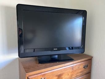 32 “ Philips flat screen TV with power-cord and remote 2
