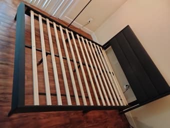Bedframe and Matratze (Queen size) 2