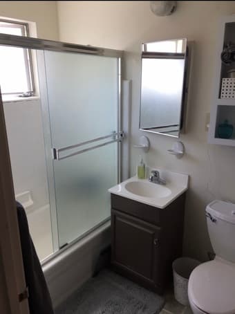 Master Bedroom w/ En Suite Bath near downtown Menlo Park, start May 1 3