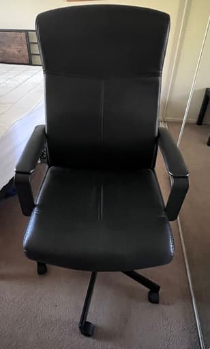 SWIVEL DESK/OFFICE CHAIR (like new condition) 1
