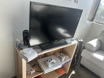 32" Samsung HD LCD TV 2