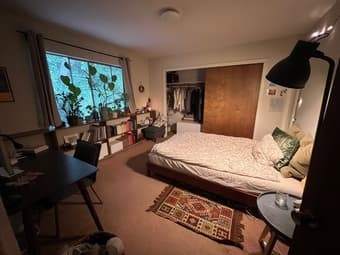1 Room available for female roommate in adorable 6BR/3BA house on Sta 1