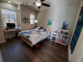 One room with private bath available. 2min to Meta, 15min to Stanford 1