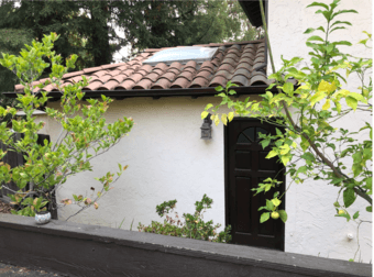 Independent room with bath and private entrance/furnished. 1