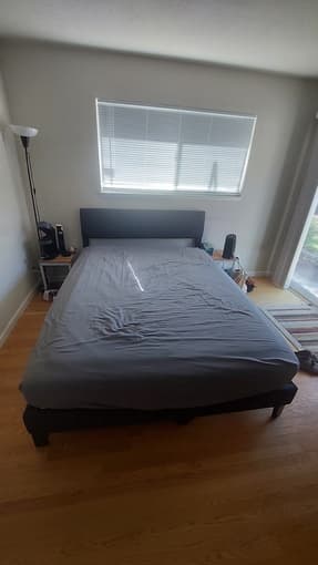 Queen size bed + mattress 1