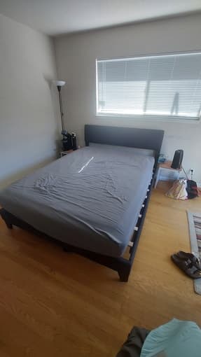 Queen size bed + mattress 2