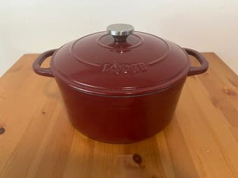 Iron Cast Dutch Oven 1