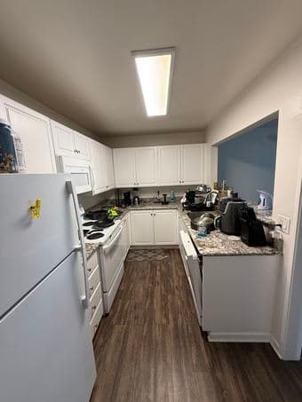 1 bed/1 bath available in a 2 bed/2 bath unit at Oakcreek Apartments. 2
