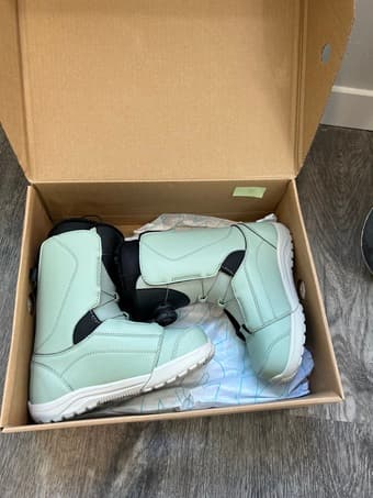 Snowboard shoes and snowboard 3