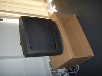 TV Sanyo - 20in (Perfect Condition) + Nice TV Stand - $40 1