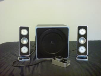 Logitech Z-4 2.1 Speaker System with Subwoofer 1