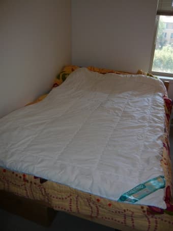 White Quilt for Sale: Aussino 7-Hole Hollow Fiber (Twin Size) 3