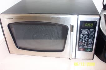 $25 - Retro Looking Stainless Steel Trim Microwave 1