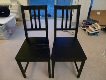 Solid wood dinning table and 2 chairs - 50$ 1