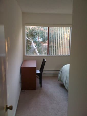 quiet 2BR in gated community, $825/mo + util 1