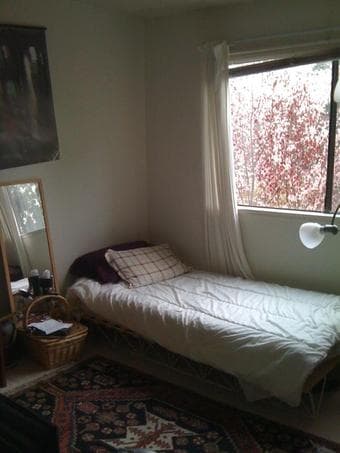 875$ - room available in big and nice apartment 1