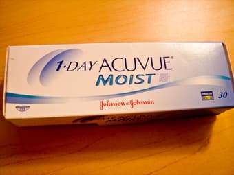 1-DAY ACUVUE MOIST CONTACT LENSES. (-2.50) $20/30 lenses/box 1