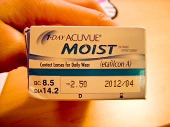 1-DAY ACUVUE MOIST CONTACT LENSES. (-2.50) $20/30 lenses/box 2