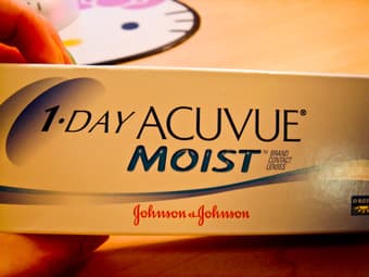 1-DAY ACUVUE MOIST CONTACT LENSES. (-2.50) $20/30 lenses/box 3