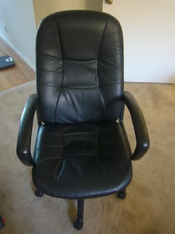 1 oversize executive leather chair - 40$ 2