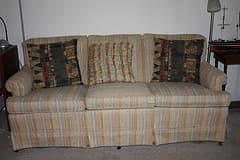 Ethan Allen sofa for sale and free 3 pillows - 49$ 1