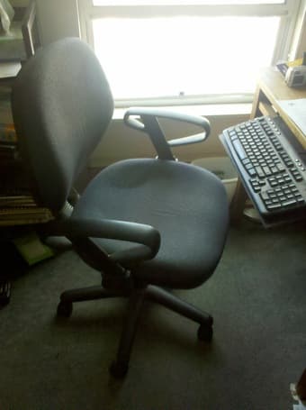 Moving sale - 26" monitor, laptop, dumbbells, office chair, games 3