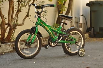 Like new: Cute looking green bike for kids 4-7 yrs old 1