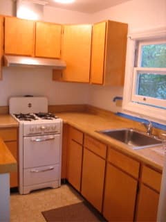 Cottage to rent for 1-2 people - $1250 ????? Available January 1 2011 2