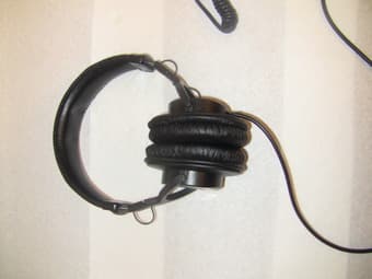 sony mdr-v6 studio monitor headphones ($35) 2