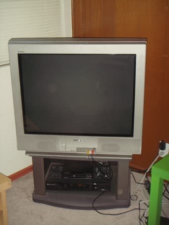 32" flat screen sony TV+ FREE tv stand! $50 1