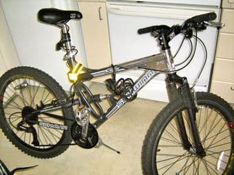 Men's Schwinn Mountain Bike for Moving Out Sale (Fully Functional) 1