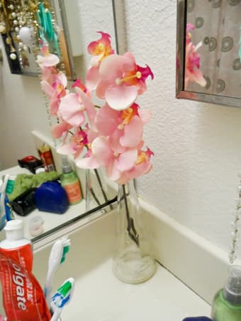 Fake but authentic looking flowers with pots/vases ! 1