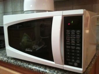 Sell: Microwave Oven and Blender (Combo $40) 2