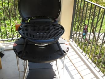 Portable Grill (ideal for a small terrace) + portable table + bt= $120 2