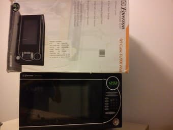 Emerson 0.9 Cubic foot 900 Watt Microwave Oven $30 OBO. 1