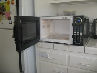 Sunbeam 0.9cu ft microwave ($25) 1