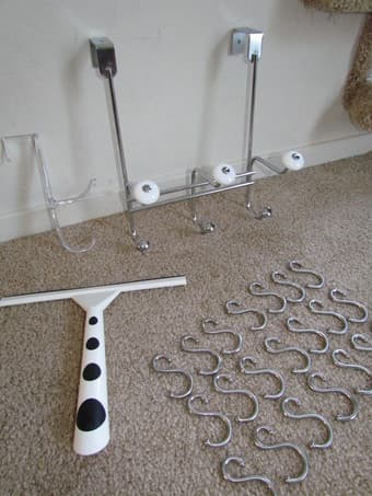 21 hooks,1 door hook and bathroom hook 1