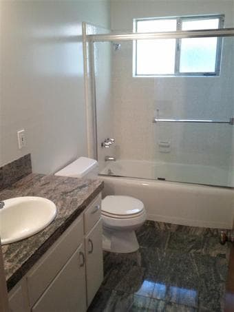 Big room, queen sized bed, big desk, near campus $55,avail 9/23 - 10/6 2