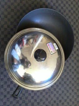 Kitchen utensils for sale (pots, wok, knives, dishes) 3