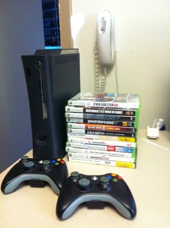 XBox 360 Elite Edition, 2 Controllers, 11 Games 1