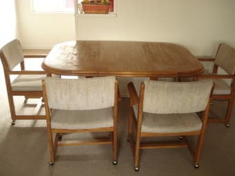 Dinning Table with 4 chairs (99$) 2