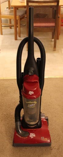 Dirt Devil Featherlite Bagless Vacuum - $ 40 1